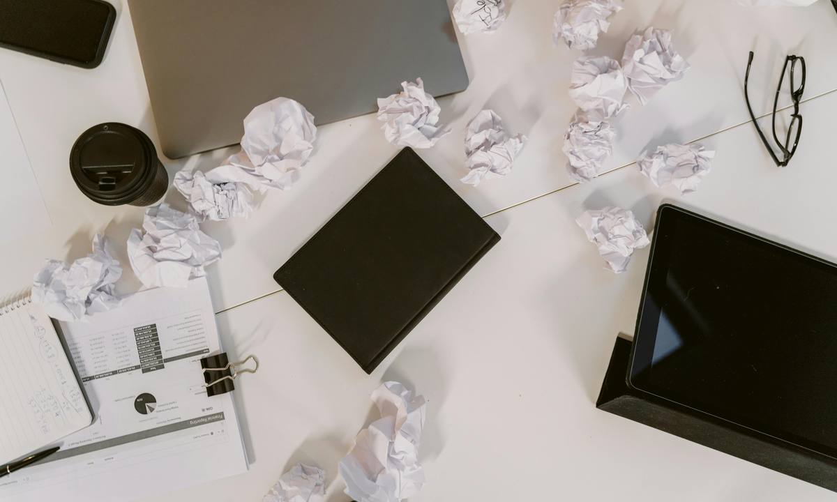 Taula amb papers i documents desordenats